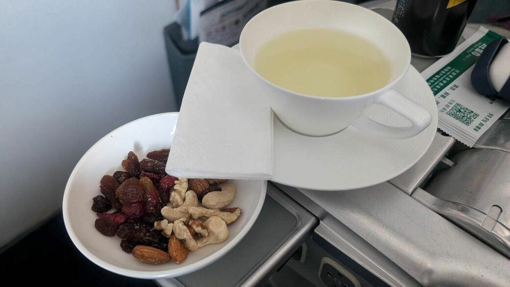 大盤振る舞いだったホテル滞在, 「わんこそば」のごとくお茶を注ぐCA, 衣装部屋と歯間ブラシのあるホテル, 迷惑料？のカップ麺, タイパは最悪だが満足度高い