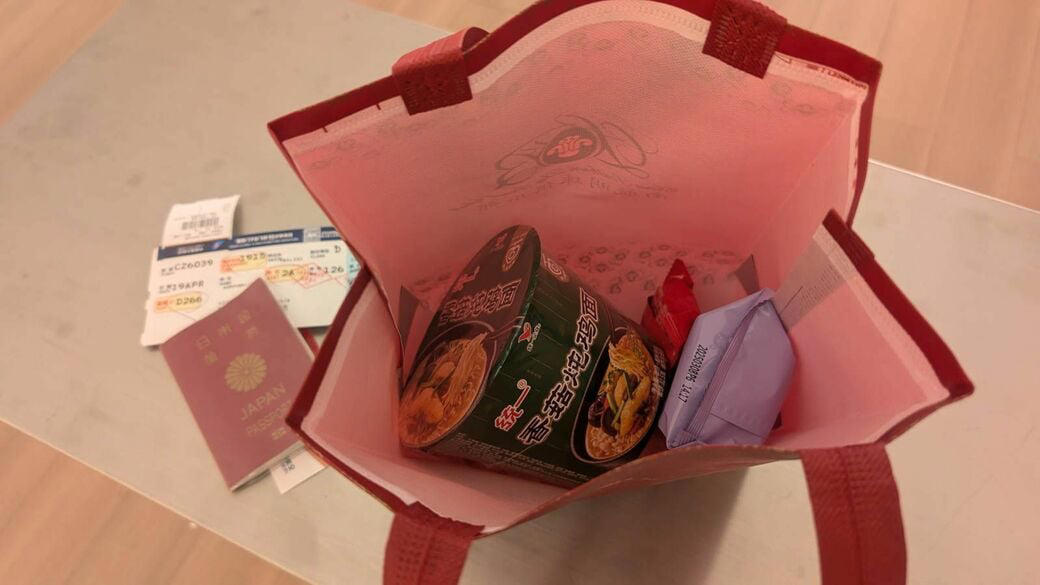大盤振る舞いだったホテル滞在, 「わんこそば」のごとくお茶を注ぐCA, 衣装部屋と歯間ブラシのあるホテル, 迷惑料？のカップ麺, タイパは最悪だが満足度高い