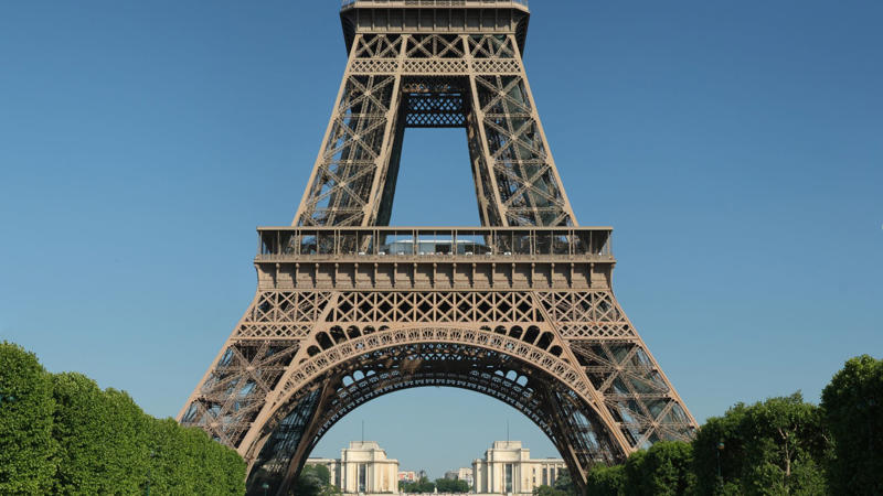 3. Eiffel Tower Sold—Twice 1. WorldCom’s Billion Accounting Fraud, 2. Frank Abagnale’s Identity Hoaxes, 3. Eiffel Tower Sold—Twice, 4. Enron’s Billion Cover-Up, 5. Fake Heiress Anna Sorokin, 6. Ponzi’s Postal Coupon Scheme, 7. HealthSouth’s .7 Billion Fraud, 8. Fyre Festival’s Luxury Lie, 9. Madoff’s Billion Scam, 10. Luckin Coffee’s Fake Sales, 11. Tyco Execs Loot Company Funds, 12. Jordan Belfort’s Stock Scam, 13. Adelphia’s Billion-Dollar Family Theft, 14. Theranos Blood Test Hoax, 15. Stanford’s Billion CD Fraud, 16. Wirecard’s Billion Disappearance, 17. Peregrine’s Forged Bank Records, 18. Refco’s Hidden Loan Fraud, 19. OneCoin’s Vanishing Cryptoqueen, 20. MMM’s Russian Pyramid Collapse