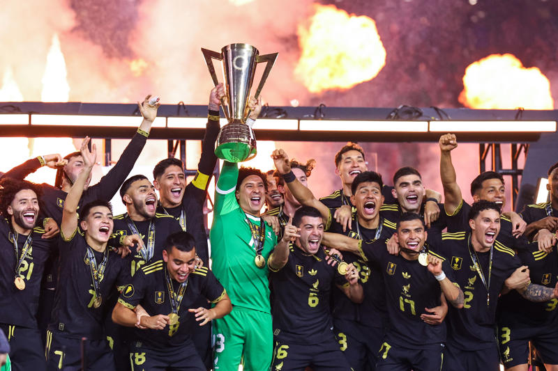 🚨 Headlines, ⚽️ Mexico 2, USA 1, ⚾️ MLB All-Stars: Rosters announced, 🇺🇸 Photos across America, 🌎 Photos around the world, 📊 By the numbers, 📺 Watchlist: Monday, July 7, 🏀 WNBA trivia, 🍿 Baker's Dozen: Top plays of the weekend