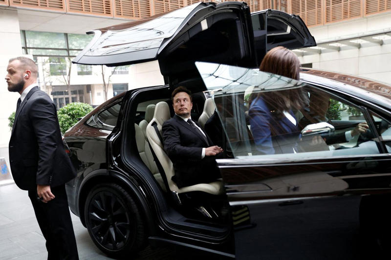 Under siege, Self-driving stalls, ‘Catfish’ effect, Batteries and robots