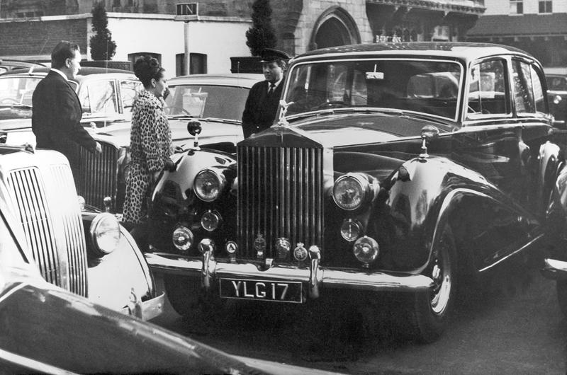 Richard Burton & Elizabeth Taylor –Rolls-Royce Silver Wraith Famous people and nice cars have always had a close connection., The Rolling Stones - 1935 Bentley 3½ Litre, John Lennon - Rolls-Royce Phantom V, The Beatles - Triumph Herald, Steve McQueen - Ferrari 250 GT Lusso, Mick Jagger - Aston Martin DB6, Twiggy – Mercedes-Benz 250 SL, Keith Moon, James Brown & Muhammad Ali – 1966 Cadillac DeVille Convertible, Tony Curtis - Alvis TE21, The Who – Volvo P1800, Clint Eastwood – Austin-Healey 100M, Elvis Presley – Ford Thunderbird, Marvin Gaye – Rolls-Royce Phantom V, Led Zeppelin – Jaguar S-Type, Roger Moore – Volvo P1800, Roy Orbison – Rolls-Royce Phantom V, The Beatles – 1964 Ford Galaxie, John Lennon – Austin Maxi, Rod Stewart – Lamborghini Miura P400, Alice Cooper & Keith Moon - Rolls-Royces, Steve McQueen - Ferrari 275 GTS Convertible, Richard Burton – 1961 Rolls-Royce Silver Cloud II Drophead Coupé, Dean Martin – Jaguar E-Type, John Lennon – Radford Mini de Ville, Richard Burton & Elizabeth Taylor –Rolls-Royce Silver Wraith, Elvis Presley – BMW 507, Paul McCartney – Mini Cooper S De Ville, Johnny Hallyday – Triumph TR3, The Jackson Five & Diana Ross – Jaguar E-Type, John Lennon – Mercedes-Benz 600 Pullman, Michael Caine - Rolls-Royce Silver Shadow