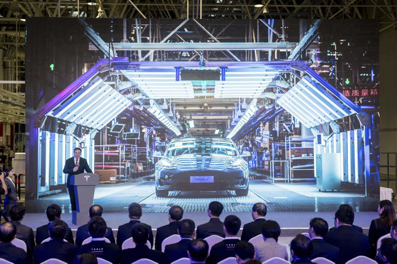 Under siege, Self-driving stalls, ‘Catfish’ effect, Batteries and robots