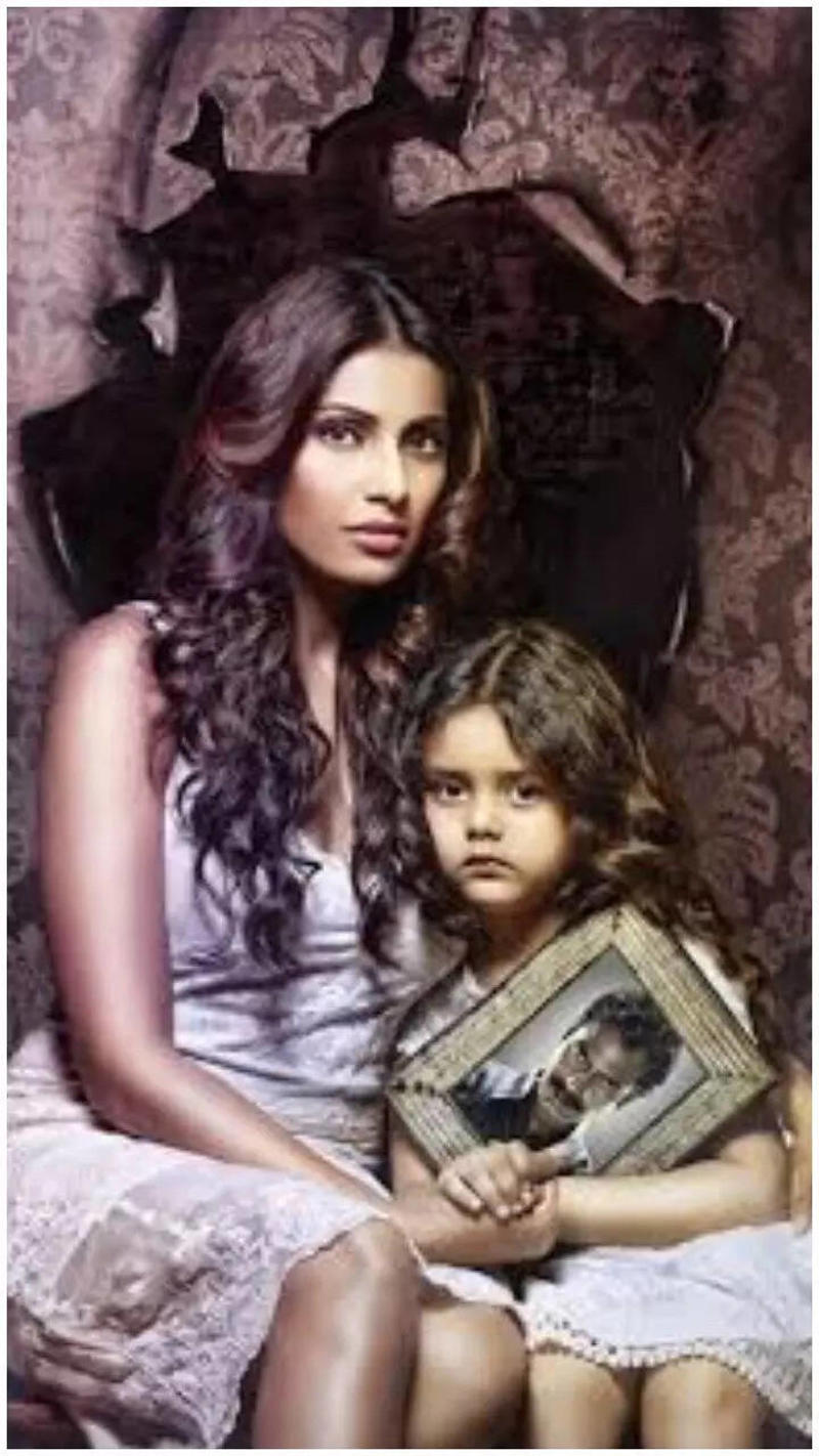 Maya and Nia- 'Aatma' Insia and Najma - 'Secret Superstar', Chanda and Apeksha - 'Nil Battey Sannata', Aditi and Aisha -'The Sky is Pink', Anila and Mira- 'Girls will be Girls', Anuradha and Sanaya- 'Jazbaa', Sheel and Supriya - 'Mai', Nayan, Anuradha and Masha- 'Tribhanga', Devki and Arya- 'Mom', Maya and Nia- 'Aatma', Vidya and Tia- 'Maatr'