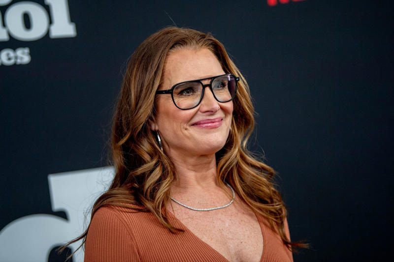 Brad Pitt, Pierce Brosnan, Barbra Streisand, Harrison Ford, Sarah Paulson, Cameron Diaz, Sharon Stone, Andie MacDowell, Antonio Banderas, Brooke Shields, Cate Blanchett, Charlize Theron, Daniel Craig, Leonardo DiCaprio, Drew Barrymore, Eva Longoria, George Clooney, Halle Berry, Heidi Klum, Jared Leto, Jodie Foster, Javier Bardem, Johnny Depp, Julia Roberts, Julianne Moore, Juliette Binoche, Kate Beckinsale, Kate Moss, Kate Winslet, Laura Dern, Liv Tyler, Meryl Streep, Michael Fassbender, Michelle Pfeiffer, Penélope Cruz, Rachel Weisz, Russell Crowe, Salma Hayek, Amanda Peet, Sigourney Weaver