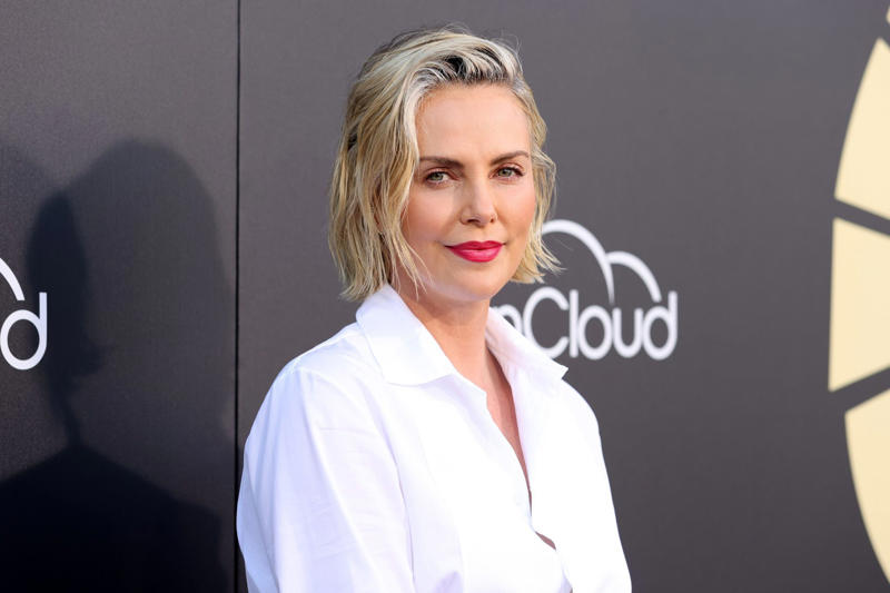 Brad Pitt, Pierce Brosnan, Barbra Streisand, Harrison Ford, Sarah Paulson, Cameron Diaz, Sharon Stone, Andie MacDowell, Antonio Banderas, Brooke Shields, Cate Blanchett, Charlize Theron, Daniel Craig, Leonardo DiCaprio, Drew Barrymore, Eva Longoria, George Clooney, Halle Berry, Heidi Klum, Jared Leto, Jodie Foster, Javier Bardem, Johnny Depp, Julia Roberts, Julianne Moore, Juliette Binoche, Kate Beckinsale, Kate Moss, Kate Winslet, Laura Dern, Liv Tyler, Meryl Streep, Michael Fassbender, Michelle Pfeiffer, Penélope Cruz, Rachel Weisz, Russell Crowe, Salma Hayek, Amanda Peet, Sigourney Weaver