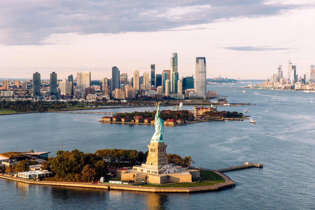 How much does it cost to move from the US to Australia?, How much does it cost to move from the US to Italy?, How much does it cost to move from the US to Thailand?, How much does it cost to move from the US to Sweden?, Tips to make a move cheaper