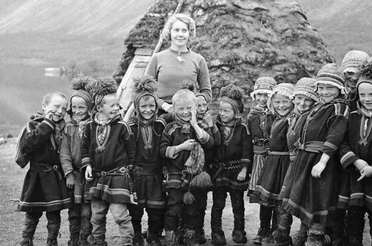 8. A lovely shot from school out in Sweden in 1955 1. A couple of the parents hanging around back in 1955, 2. A London record store back in 1955 with customers hanging out in their lovely listening booths, 3. A Debutant Ball back in 1955, 4. A couple of the grandparents hanging out in their home back in 1955 in Illinois, 5. Spain, circa 1955, 6. Girls from Germany in 1955, 7. Throwing it all the way back to July 2nd, 1955, 8. A lovely shot from school out in Sweden in 1955, 9. Manhattan, Times Square, 1955, 10. Hanging in the kitchen in New York, 1955, 11. The fish was delightful back in 1955, 12. Riding in the front with mom in 1955, 13. Drag racing in Los Angeles in 1955, 14. East Pender Street in Vancouver, BC, 1955, 15. A man bragging out in Spain in 1955, 16. East Harlem, New York City, circa 1955, 17. Harris and McKeever Market in Pittsburgh, circa 1955, 18. Commuters reading their newspapers on a train in Philadelphia, circa 1955, 19. A solid roller skating faceplant moment, 20. The scooter kids hanging out in Bonn, Germany, 1955, 21. All aboard for that sweet Saturday afternoon matinee, 22. Women and children hanging out at a pier in Hong Kong, circa 1955, 23. A busy mom out in New Rochelle, New York, 1955
