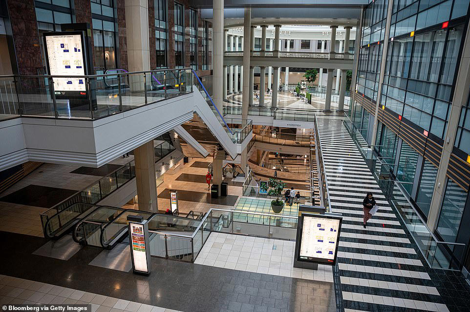 San Francisco's biggest mall loses another clothing store