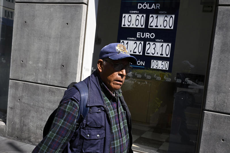 Biggest drop against the peso since 1973 Greatest US dollar decline in decades, Set to slip after being at its strongest, Best-performing emerging currencies, 18.75 pesos per dollar, Keys to the strength of the Mexican peso, Fed policy puts pressure on US dollar, Trade uncertainty, Interest in emerging currencies, Gold and euro soar on dollar weakness and global uncertainty, Economic uncertainty, A challenge for exports, The Mexican peso in the face of global political uncertainty, Biggest drop against the peso since 1973, Sheinbaum highlights solid policies as a driver
