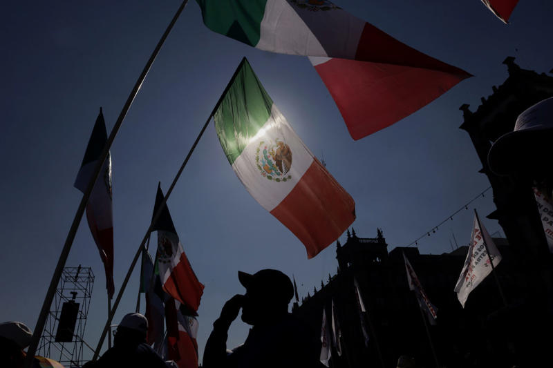 Economic uncertainty Greatest US dollar decline in decades, Set to slip after being at its strongest, Best-performing emerging currencies, 18.75 pesos per dollar, Keys to the strength of the Mexican peso, Fed policy puts pressure on US dollar, Trade uncertainty, Interest in emerging currencies, Gold and euro soar on dollar weakness and global uncertainty, Economic uncertainty, A challenge for exports, The Mexican peso in the face of global political uncertainty, Biggest drop against the peso since 1973, Sheinbaum highlights solid policies as a driver