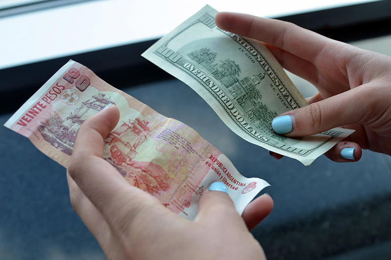Greatest US dollar decline in decades Greatest US dollar decline in decades, Set to slip after being at its strongest, Best-performing emerging currencies, 18.75 pesos per dollar, Keys to the strength of the Mexican peso, Fed policy puts pressure on US dollar, Trade uncertainty, Interest in emerging currencies, Gold and euro soar on dollar weakness and global uncertainty, Economic uncertainty, A challenge for exports, The Mexican peso in the face of global political uncertainty, Biggest drop against the peso since 1973, Sheinbaum highlights solid policies as a driver