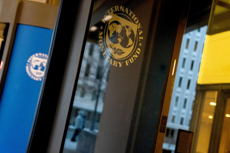 Trade uncertainty Greatest US dollar decline in decades, Set to slip after being at its strongest, Best-performing emerging currencies, 18.75 pesos per dollar, Keys to the strength of the Mexican peso, Fed policy puts pressure on US dollar, Trade uncertainty, Interest in emerging currencies, Gold and euro soar on dollar weakness and global uncertainty, Economic uncertainty, A challenge for exports, The Mexican peso in the face of global political uncertainty, Biggest drop against the peso since 1973, Sheinbaum highlights solid policies as a driver