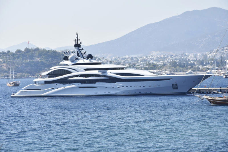 Al Lusail Exclusivity on the high seas, Enjoying the ‘sweet nothingness’ while sailing..., Queen of Italy, A. Hamilton, Flying Fox, Lionheart, Al Lusail, The Rising Sun, TM Blue One, Al Mirqab, Sailing Yacht A, Infinity Nine, Triple Seven, Mayan Queen IV