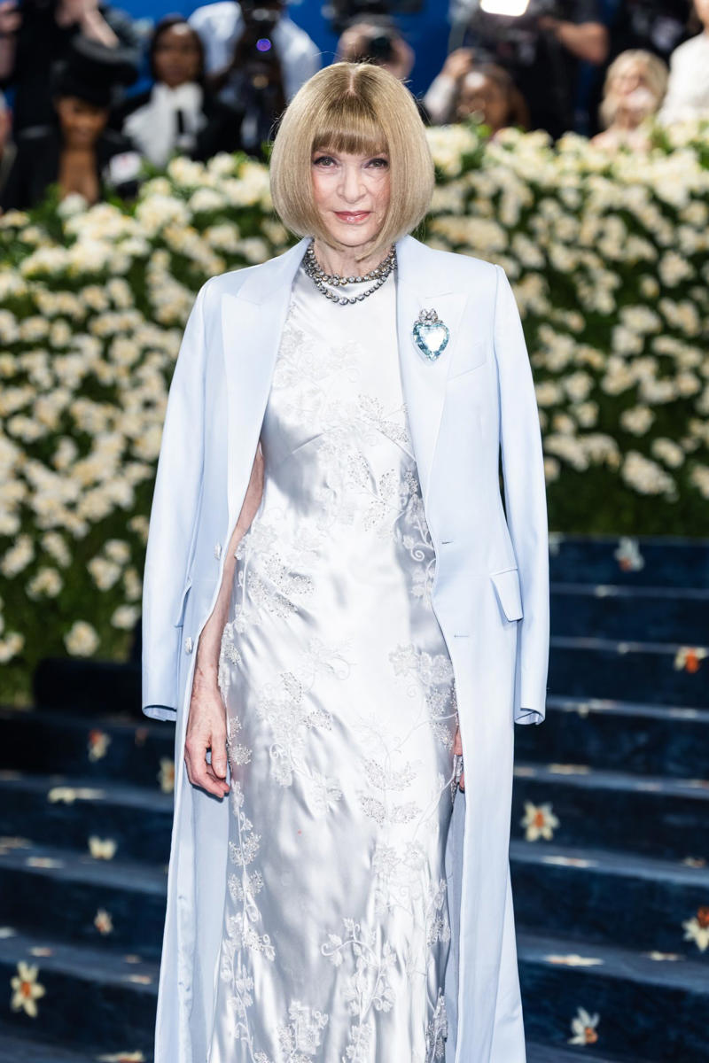 Resigns after 37 years Anna Wintour will no longer be editor-in-chief of Vogue, Resigns after 37 years, She is not leaving Vogue entirely, Retains her management positions, A new publishing figure, Her activities, Tennis and theatre editor, Very influential in the fashion world, Revitalised Vogue US, Important changes, The first man on the cover, 'The Devil Wears Prada', was that you?, Organiser of the MET Gala, Her role as a grandmother
