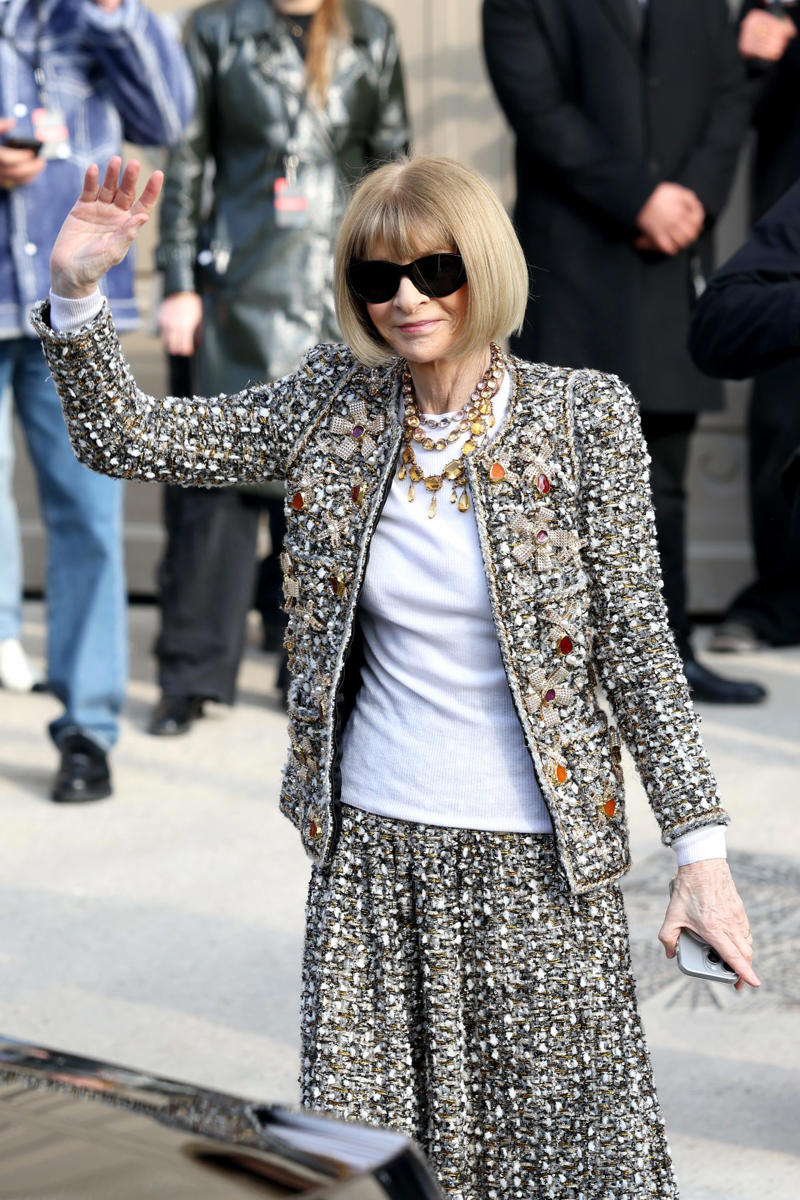 2 kids Anna Wintour will no longer be editor-in-chief of Vogue, Resigns after 37 years, She is not leaving Vogue entirely, Retains her management positions, A new publishing figure, Her activities, Tennis and theatre editor, Very influential in the fashion world, Revitalised Vogue US, Important changes, The first man on the cover, 'The Devil Wears Prada', was that you?, Organiser of the MET Gala, Her role as a grandmother