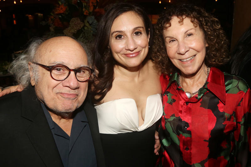 A unique destination, Your meeting with Danny DeVito, A decade of small roles, The character Carla Tortelli, The art of keeping your feet on the ground, Discreet and essential, Matilda (1996), Rhea Perlman is not a diva, Separated yes, but inseparable, A surprise return in 'Barbie' (2023)