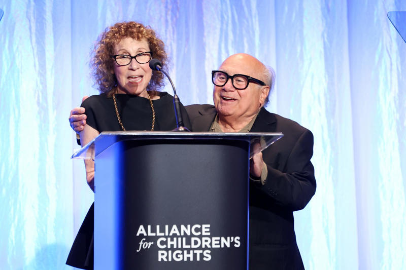 A unique destination, Your meeting with Danny DeVito, A decade of small roles, The character Carla Tortelli, The art of keeping your feet on the ground, Discreet and essential, Matilda (1996), Rhea Perlman is not a diva, Separated yes, but inseparable, A surprise return in 'Barbie' (2023)