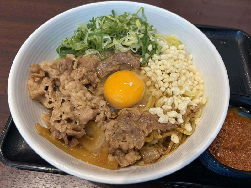 新業態「伝説の肉そば屋」はこんな感じ, 「すた丼」のあのウマさがラーメンに落とし込まれる, 「肉そば」といえば…, 相次ぐ丼チェーンのラーメン参入、すた丼はどう戦う？