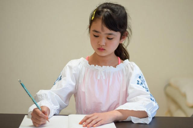「人の機嫌をとる前に、自分の機嫌をとれなきゃダメだ」と気づいた瞬間,  日記に綴られた一文が教えてくれた子どもの力,  “すぐに正解を与えない”声かけが子どもの力を育てる,  SNSで伝えるのは「がんばり屋ほど苦しくなる現実」,  これからの時代に必要なのは「自分の心を扱う力」