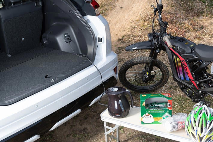 アウトドアにおすすめなSUV「5つのポイント」とは, ポイント1：大容量のラゲッジスペース（荷室）, ポイント2：快適な乗り心地と燃費性能, ポイント3：悪路も安心の走破性, ポイント4：あると便利な給電機能, ポイント5：納得できる価格, 積載力高く燃費が良い：トヨタ カローラクロス, クラストップレベルの広大な荷室, 安定した走りと優れた燃費, 全車にアクセサリーコンセントを装着可能, コンパクトで安く使いやすい：トヨタ ライズ／ダイハツ ロッキー, コンパクトながら驚きの積載力, 普段使いから悪路までこなす走行性能, ハイブリッド車はアクセサリーコンセントが選択可能, 2種類のパワーユニットと選びやすい価格, 高い悪路走破性が自慢：スバル クロストレック, アクティブに使えるタフな荷室, スバル独自のAWDで悪路に強い, 選べる2つのハイブリッドシステム, アクセサリーコンセント設定あり, 多彩なシートアレンジが魅力：ホンダ ヴェゼル, アイデア次第で広がる積載性, スタイリッシュさと走破性を両立, 燃費の良いハイブリッドが人気, アクセサリーコンセント設定なし, バランスのよい優等生：トヨタ ヤリスクロス, 工夫満載の使いやすい荷室, 選べる4WDと安心の運転支援, トップクラスの低燃費と選びやすい価格, ハイブリッド車はアクセサリーコンセントが選択可能, 各車種特徴・推しポイントまとめ・比較表, 車種の特徴と推しポイントまとめ, 価格・スペック比較