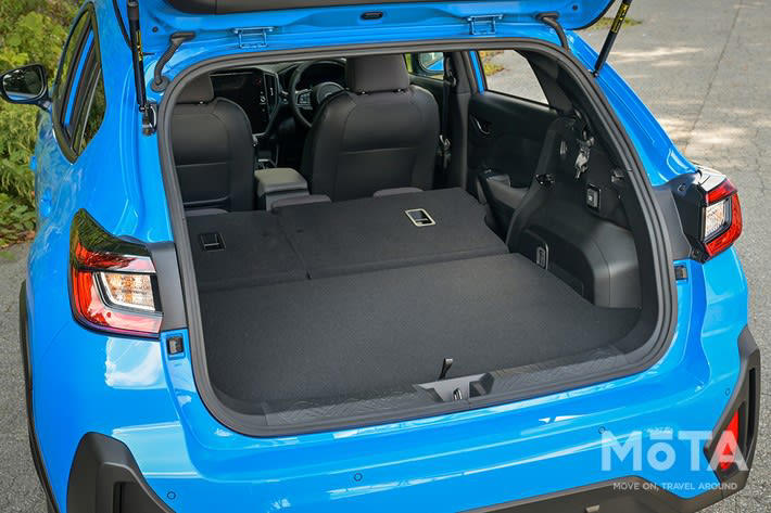 アウトドアにおすすめなSUV「5つのポイント」とは, ポイント1：大容量のラゲッジスペース（荷室）, ポイント2：快適な乗り心地と燃費性能, ポイント3：悪路も安心の走破性, ポイント4：あると便利な給電機能, ポイント5：納得できる価格, 積載力高く燃費が良い：トヨタ カローラクロス, クラストップレベルの広大な荷室, 安定した走りと優れた燃費, 全車にアクセサリーコンセントを装着可能, コンパクトで安く使いやすい：トヨタ ライズ／ダイハツ ロッキー, コンパクトながら驚きの積載力, 普段使いから悪路までこなす走行性能, ハイブリッド車はアクセサリーコンセントが選択可能, 2種類のパワーユニットと選びやすい価格, 高い悪路走破性が自慢：スバル クロストレック, アクティブに使えるタフな荷室, スバル独自のAWDで悪路に強い, 選べる2つのハイブリッドシステム, アクセサリーコンセント設定あり, 多彩なシートアレンジが魅力：ホンダ ヴェゼル, アイデア次第で広がる積載性, スタイリッシュさと走破性を両立, 燃費の良いハイブリッドが人気, アクセサリーコンセント設定なし, バランスのよい優等生：トヨタ ヤリスクロス, 工夫満載の使いやすい荷室, 選べる4WDと安心の運転支援, トップクラスの低燃費と選びやすい価格, ハイブリッド車はアクセサリーコンセントが選択可能, 各車種特徴・推しポイントまとめ・比較表, 車種の特徴と推しポイントまとめ, 価格・スペック比較