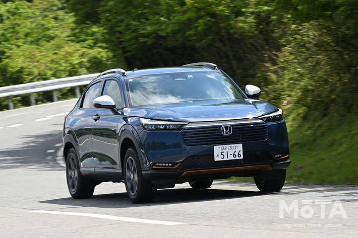アウトドアにおすすめなSUV「5つのポイント」とは, ポイント1：大容量のラゲッジスペース（荷室）, ポイント2：快適な乗り心地と燃費性能, ポイント3：悪路も安心の走破性, ポイント4：あると便利な給電機能, ポイント5：納得できる価格, 積載力高く燃費が良い：トヨタ カローラクロス, クラストップレベルの広大な荷室, 安定した走りと優れた燃費, 全車にアクセサリーコンセントを装着可能, コンパクトで安く使いやすい：トヨタ ライズ／ダイハツ ロッキー, コンパクトながら驚きの積載力, 普段使いから悪路までこなす走行性能, ハイブリッド車はアクセサリーコンセントが選択可能, 2種類のパワーユニットと選びやすい価格, 高い悪路走破性が自慢：スバル クロストレック, アクティブに使えるタフな荷室, スバル独自のAWDで悪路に強い, 選べる2つのハイブリッドシステム, アクセサリーコンセント設定あり, 多彩なシートアレンジが魅力：ホンダ ヴェゼル, アイデア次第で広がる積載性, スタイリッシュさと走破性を両立, 燃費の良いハイブリッドが人気, アクセサリーコンセント設定なし, バランスのよい優等生：トヨタ ヤリスクロス, 工夫満載の使いやすい荷室, 選べる4WDと安心の運転支援, トップクラスの低燃費と選びやすい価格, ハイブリッド車はアクセサリーコンセントが選択可能, 各車種特徴・推しポイントまとめ・比較表, 車種の特徴と推しポイントまとめ, 価格・スペック比較
