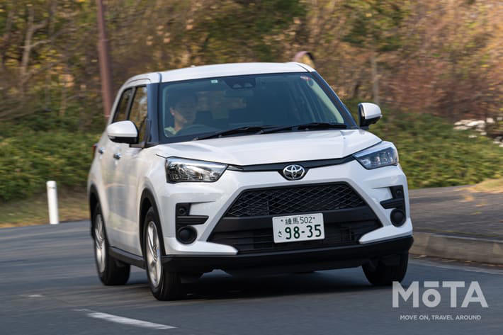 アウトドアにおすすめなSUV「5つのポイント」とは, ポイント1：大容量のラゲッジスペース（荷室）, ポイント2：快適な乗り心地と燃費性能, ポイント3：悪路も安心の走破性, ポイント4：あると便利な給電機能, ポイント5：納得できる価格, 積載力高く燃費が良い：トヨタ カローラクロス, クラストップレベルの広大な荷室, 安定した走りと優れた燃費, 全車にアクセサリーコンセントを装着可能, コンパクトで安く使いやすい：トヨタ ライズ／ダイハツ ロッキー, コンパクトながら驚きの積載力, 普段使いから悪路までこなす走行性能, ハイブリッド車はアクセサリーコンセントが選択可能, 2種類のパワーユニットと選びやすい価格, 高い悪路走破性が自慢：スバル クロストレック, アクティブに使えるタフな荷室, スバル独自のAWDで悪路に強い, 選べる2つのハイブリッドシステム, アクセサリーコンセント設定あり, 多彩なシートアレンジが魅力：ホンダ ヴェゼル, アイデア次第で広がる積載性, スタイリッシュさと走破性を両立, 燃費の良いハイブリッドが人気, アクセサリーコンセント設定なし, バランスのよい優等生：トヨタ ヤリスクロス, 工夫満載の使いやすい荷室, 選べる4WDと安心の運転支援, トップクラスの低燃費と選びやすい価格, ハイブリッド車はアクセサリーコンセントが選択可能, 各車種特徴・推しポイントまとめ・比較表, 車種の特徴と推しポイントまとめ, 価格・スペック比較