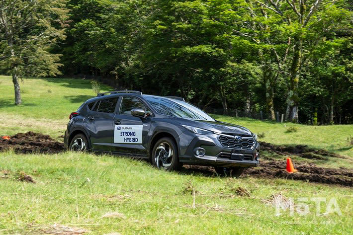 アウトドアにおすすめなSUV「5つのポイント」とは, ポイント1：大容量のラゲッジスペース（荷室）, ポイント2：快適な乗り心地と燃費性能, ポイント3：悪路も安心の走破性, ポイント4：あると便利な給電機能, ポイント5：納得できる価格, 積載力高く燃費が良い：トヨタ カローラクロス, クラストップレベルの広大な荷室, 安定した走りと優れた燃費, 全車にアクセサリーコンセントを装着可能, コンパクトで安く使いやすい：トヨタ ライズ／ダイハツ ロッキー, コンパクトながら驚きの積載力, 普段使いから悪路までこなす走行性能, ハイブリッド車はアクセサリーコンセントが選択可能, 2種類のパワーユニットと選びやすい価格, 高い悪路走破性が自慢：スバル クロストレック, アクティブに使えるタフな荷室, スバル独自のAWDで悪路に強い, 選べる2つのハイブリッドシステム, アクセサリーコンセント設定あり, 多彩なシートアレンジが魅力：ホンダ ヴェゼル, アイデア次第で広がる積載性, スタイリッシュさと走破性を両立, 燃費の良いハイブリッドが人気, アクセサリーコンセント設定なし, バランスのよい優等生：トヨタ ヤリスクロス, 工夫満載の使いやすい荷室, 選べる4WDと安心の運転支援, トップクラスの低燃費と選びやすい価格, ハイブリッド車はアクセサリーコンセントが選択可能, 各車種特徴・推しポイントまとめ・比較表, 車種の特徴と推しポイントまとめ, 価格・スペック比較