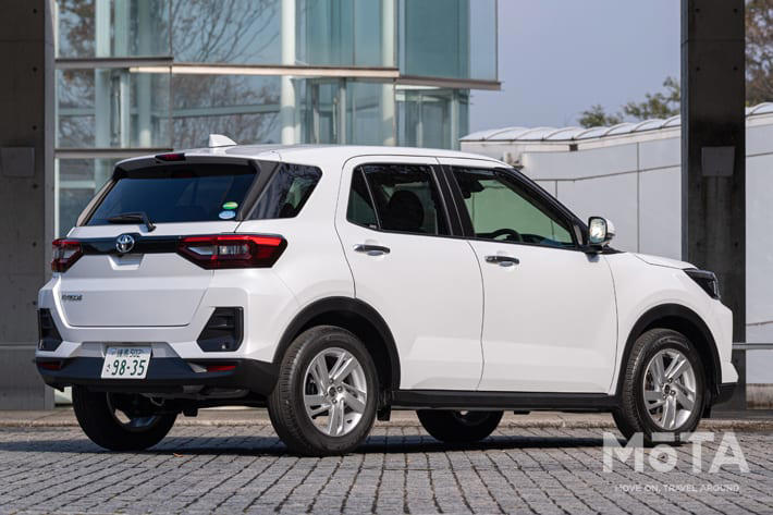 アウトドアにおすすめなSUV「5つのポイント」とは, ポイント1：大容量のラゲッジスペース（荷室）, ポイント2：快適な乗り心地と燃費性能, ポイント3：悪路も安心の走破性, ポイント4：あると便利な給電機能, ポイント5：納得できる価格, 積載力高く燃費が良い：トヨタ カローラクロス, クラストップレベルの広大な荷室, 安定した走りと優れた燃費, 全車にアクセサリーコンセントを装着可能, コンパクトで安く使いやすい：トヨタ ライズ／ダイハツ ロッキー, コンパクトながら驚きの積載力, 普段使いから悪路までこなす走行性能, ハイブリッド車はアクセサリーコンセントが選択可能, 2種類のパワーユニットと選びやすい価格, 高い悪路走破性が自慢：スバル クロストレック, アクティブに使えるタフな荷室, スバル独自のAWDで悪路に強い, 選べる2つのハイブリッドシステム, アクセサリーコンセント設定あり, 多彩なシートアレンジが魅力：ホンダ ヴェゼル, アイデア次第で広がる積載性, スタイリッシュさと走破性を両立, 燃費の良いハイブリッドが人気, アクセサリーコンセント設定なし, バランスのよい優等生：トヨタ ヤリスクロス, 工夫満載の使いやすい荷室, 選べる4WDと安心の運転支援, トップクラスの低燃費と選びやすい価格, ハイブリッド車はアクセサリーコンセントが選択可能, 各車種特徴・推しポイントまとめ・比較表, 車種の特徴と推しポイントまとめ, 価格・スペック比較