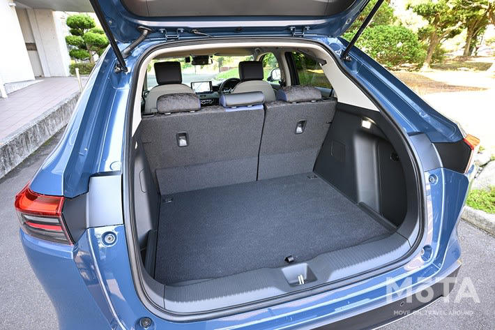 アウトドアにおすすめなSUV「5つのポイント」とは, ポイント1：大容量のラゲッジスペース（荷室）, ポイント2：快適な乗り心地と燃費性能, ポイント3：悪路も安心の走破性, ポイント4：あると便利な給電機能, ポイント5：納得できる価格, 積載力高く燃費が良い：トヨタ カローラクロス, クラストップレベルの広大な荷室, 安定した走りと優れた燃費, 全車にアクセサリーコンセントを装着可能, コンパクトで安く使いやすい：トヨタ ライズ／ダイハツ ロッキー, コンパクトながら驚きの積載力, 普段使いから悪路までこなす走行性能, ハイブリッド車はアクセサリーコンセントが選択可能, 2種類のパワーユニットと選びやすい価格, 高い悪路走破性が自慢：スバル クロストレック, アクティブに使えるタフな荷室, スバル独自のAWDで悪路に強い, 選べる2つのハイブリッドシステム, アクセサリーコンセント設定あり, 多彩なシートアレンジが魅力：ホンダ ヴェゼル, アイデア次第で広がる積載性, スタイリッシュさと走破性を両立, 燃費の良いハイブリッドが人気, アクセサリーコンセント設定なし, バランスのよい優等生：トヨタ ヤリスクロス, 工夫満載の使いやすい荷室, 選べる4WDと安心の運転支援, トップクラスの低燃費と選びやすい価格, ハイブリッド車はアクセサリーコンセントが選択可能, 各車種特徴・推しポイントまとめ・比較表, 車種の特徴と推しポイントまとめ, 価格・スペック比較