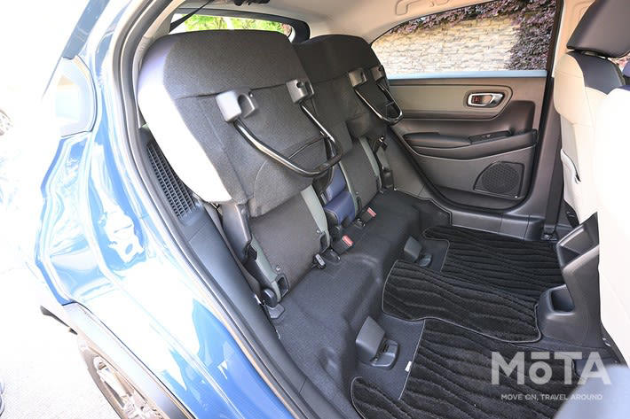 アウトドアにおすすめなSUV「5つのポイント」とは, ポイント1：大容量のラゲッジスペース（荷室）, ポイント2：快適な乗り心地と燃費性能, ポイント3：悪路も安心の走破性, ポイント4：あると便利な給電機能, ポイント5：納得できる価格, 積載力高く燃費が良い：トヨタ カローラクロス, クラストップレベルの広大な荷室, 安定した走りと優れた燃費, 全車にアクセサリーコンセントを装着可能, コンパクトで安く使いやすい：トヨタ ライズ／ダイハツ ロッキー, コンパクトながら驚きの積載力, 普段使いから悪路までこなす走行性能, ハイブリッド車はアクセサリーコンセントが選択可能, 2種類のパワーユニットと選びやすい価格, 高い悪路走破性が自慢：スバル クロストレック, アクティブに使えるタフな荷室, スバル独自のAWDで悪路に強い, 選べる2つのハイブリッドシステム, アクセサリーコンセント設定あり, 多彩なシートアレンジが魅力：ホンダ ヴェゼル, アイデア次第で広がる積載性, スタイリッシュさと走破性を両立, 燃費の良いハイブリッドが人気, アクセサリーコンセント設定なし, バランスのよい優等生：トヨタ ヤリスクロス, 工夫満載の使いやすい荷室, 選べる4WDと安心の運転支援, トップクラスの低燃費と選びやすい価格, ハイブリッド車はアクセサリーコンセントが選択可能, 各車種特徴・推しポイントまとめ・比較表, 車種の特徴と推しポイントまとめ, 価格・スペック比較