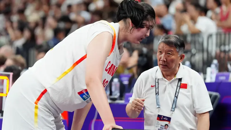 まるで別の惑星から来たような巨大なバスケットボール選手、チャン・ツィユー。, 最近、中国チャンピオンについて多くのことが語られている。, 18歳、身長220cm。世界で最も背の高いバスケットボール選手である。, 小学1年生のときの身長は165センチだったが、6年生になると202センチになった。, 彼女の運命は、アメリカの女子プロリーグであるWNBAに委ねられることは間違いなさそうだ。, 「バスケットボールでは明らかに私の方が有利だが、身長がすべてではない」と話す。, 6月13日、ボスニア・ヘルツェゴビナ戦で代表デビューを飾った。, FIBA U18女子アジアカップ2024で、傑出したパフォーマンスを記録した。, ある試合では44得点、14リバウンドを記録した。, 彼女の傑出したパフォーマンスで、大会MVPの称号を獲得した。, センターとしてプレーし、バスケット下での圧倒的な存在感が際立つ。, 中間距離からでも得点できる素晴らしい能力を持っている。