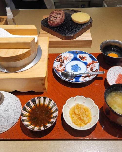 以前は「串カツ田中」だった場所、本社もすぐ近く, おかわり自由のアイテム、豊富な味変バリエーション, ごはんは目の前の羽釜から…と思いきや？, 3000円の価値はある？, 料理の質だけでなく、体験型の演出で価値を上げる, 「楽しい体験」か「面倒くさい作業」か、その分かれ目は？