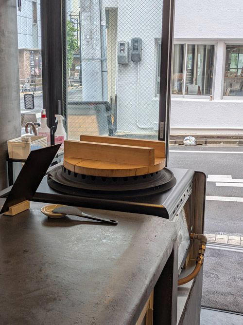 以前は「串カツ田中」だった場所、本社もすぐ近く, おかわり自由のアイテム、豊富な味変バリエーション, ごはんは目の前の羽釜から…と思いきや？, 3000円の価値はある？, 料理の質だけでなく、体験型の演出で価値を上げる, 「楽しい体験」か「面倒くさい作業」か、その分かれ目は？