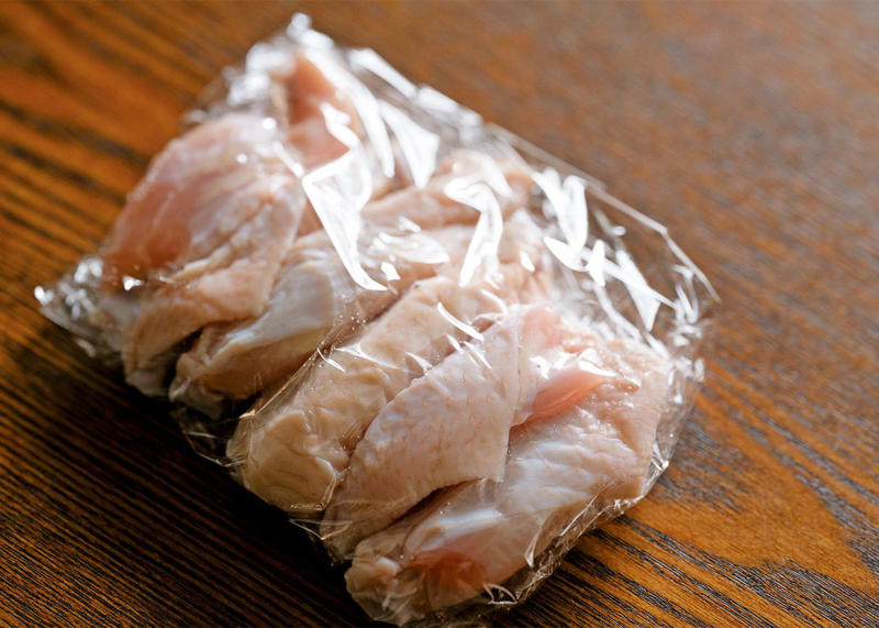 野菜をとる　～旬のものを、季節に合った調理法で, 【キャベツ】千切り・レンチンで食べやすく, 肉をとる　～タンパク質摂取のため「食べなきゃ」と意識, 【鶏肉】骨付きの手羽中が使いやすい, 《手羽》冷凍して常備, 《鶏皮》ゆでてさっぱりと