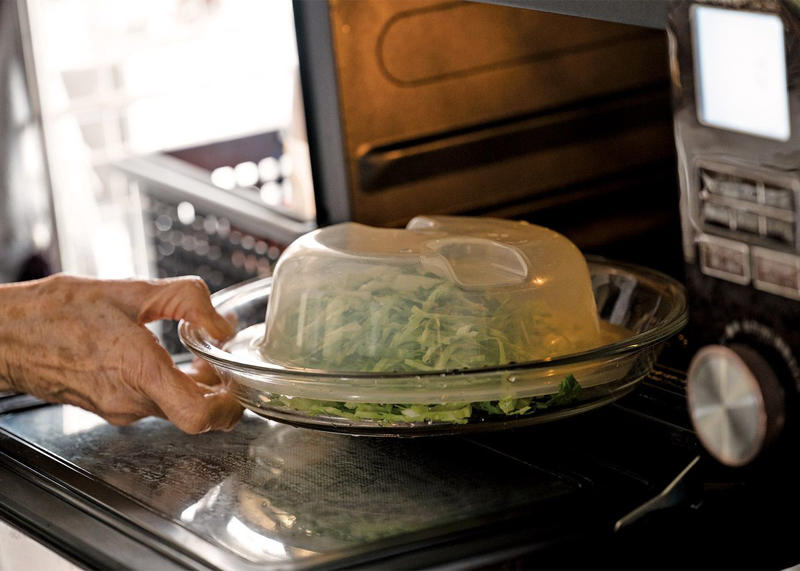 野菜をとる　～旬のものを、季節に合った調理法で, 【キャベツ】千切り・レンチンで食べやすく, 肉をとる　～タンパク質摂取のため「食べなきゃ」と意識, 【鶏肉】骨付きの手羽中が使いやすい, 《手羽》冷凍して常備, 《鶏皮》ゆでてさっぱりと