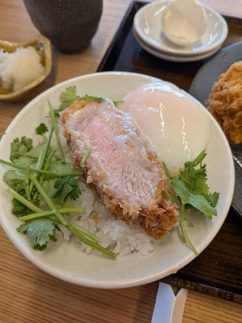 以前は「串カツ田中」だった場所、本社もすぐ近く, おかわり自由のアイテム、豊富な味変バリエーション, ごはんは目の前の羽釜から…と思いきや？, 3000円の価値はある？, 料理の質だけでなく、体験型の演出で価値を上げる, 「楽しい体験」か「面倒くさい作業」か、その分かれ目は？