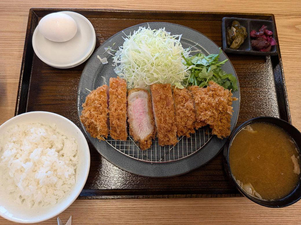 以前は「串カツ田中」だった場所、本社もすぐ近く, おかわり自由のアイテム、豊富な味変バリエーション, ごはんは目の前の羽釜から…と思いきや？, 3000円の価値はある？, 料理の質だけでなく、体験型の演出で価値を上げる, 「楽しい体験」か「面倒くさい作業」か、その分かれ目は？