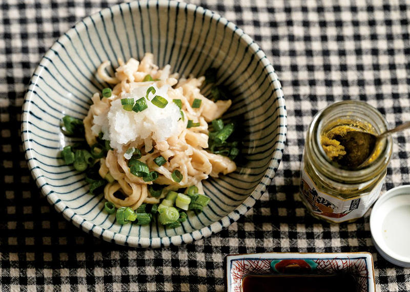 野菜をとる　～旬のものを、季節に合った調理法で, 【キャベツ】千切り・レンチンで食べやすく, 肉をとる　～タンパク質摂取のため「食べなきゃ」と意識, 【鶏肉】骨付きの手羽中が使いやすい, 《手羽》冷凍して常備, 《鶏皮》ゆでてさっぱりと