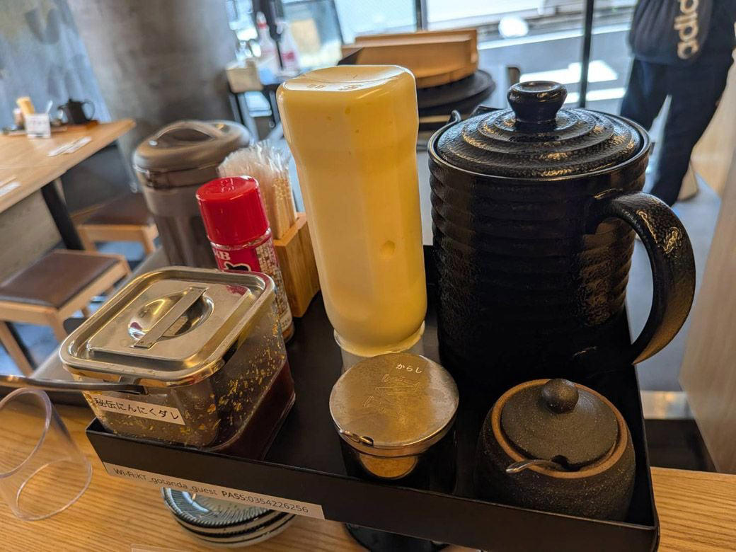 以前は「串カツ田中」だった場所、本社もすぐ近く, おかわり自由のアイテム、豊富な味変バリエーション, ごはんは目の前の羽釜から…と思いきや？, 3000円の価値はある？, 料理の質だけでなく、体験型の演出で価値を上げる, 「楽しい体験」か「面倒くさい作業」か、その分かれ目は？