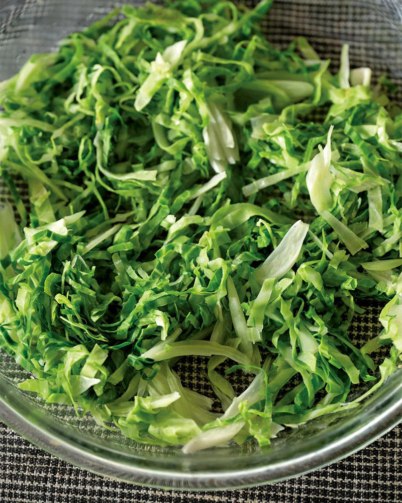 野菜をとる　～旬のものを、季節に合った調理法で, 【キャベツ】千切り・レンチンで食べやすく, 肉をとる　～タンパク質摂取のため「食べなきゃ」と意識, 【鶏肉】骨付きの手羽中が使いやすい, 《手羽》冷凍して常備, 《鶏皮》ゆでてさっぱりと