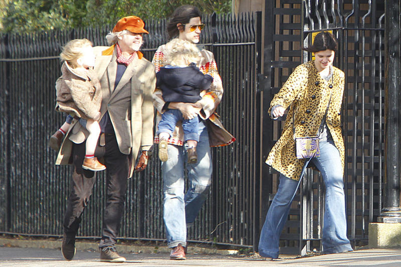 The immediate judgment of the media Childhood among guitars and cameras, The legacy of her mother, A teenager in the media spotlight, Model, presenter, and party girl, The cult of the alternative and the occult, A punk wedding and two children in two years, Sobriety as a mirage, An ordinary day in Kent, The immediate judgment of the media, A broken doll of pop culture, An industry that watches but doesn't see, The obsession with aesthetic tragedy