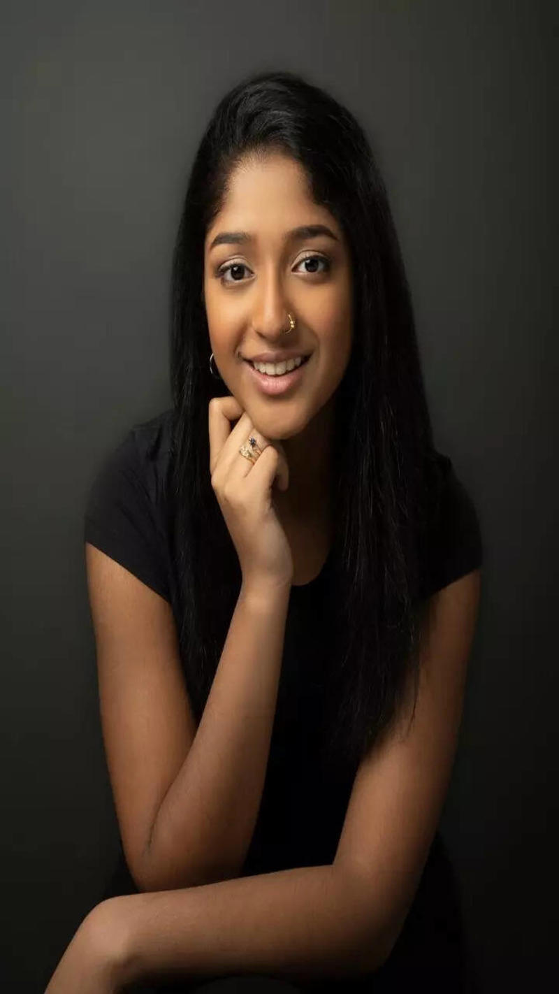 Maitreyi Ramakrishnan 7 Tamil-origin actresses dominating Hollywood, Simone Ashley, Charithra Chandran, Maitreyi Ramakrishnan, Anjana Vasan, Poorna Jagannathan, Mindy Kaling, Geraldine Viswanathan