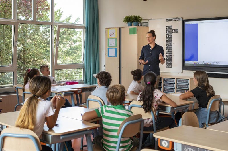 A break for teachers Facilitating learning, Concentration boost, More than a year on, Decrease in online bullying, Social safety improved, An uptick in personal engagement, A more human atmosphere, A break for teachers, UNESCO's 2023 recommendation, 60 countries adopt ban, Catalonia's upcoming measures