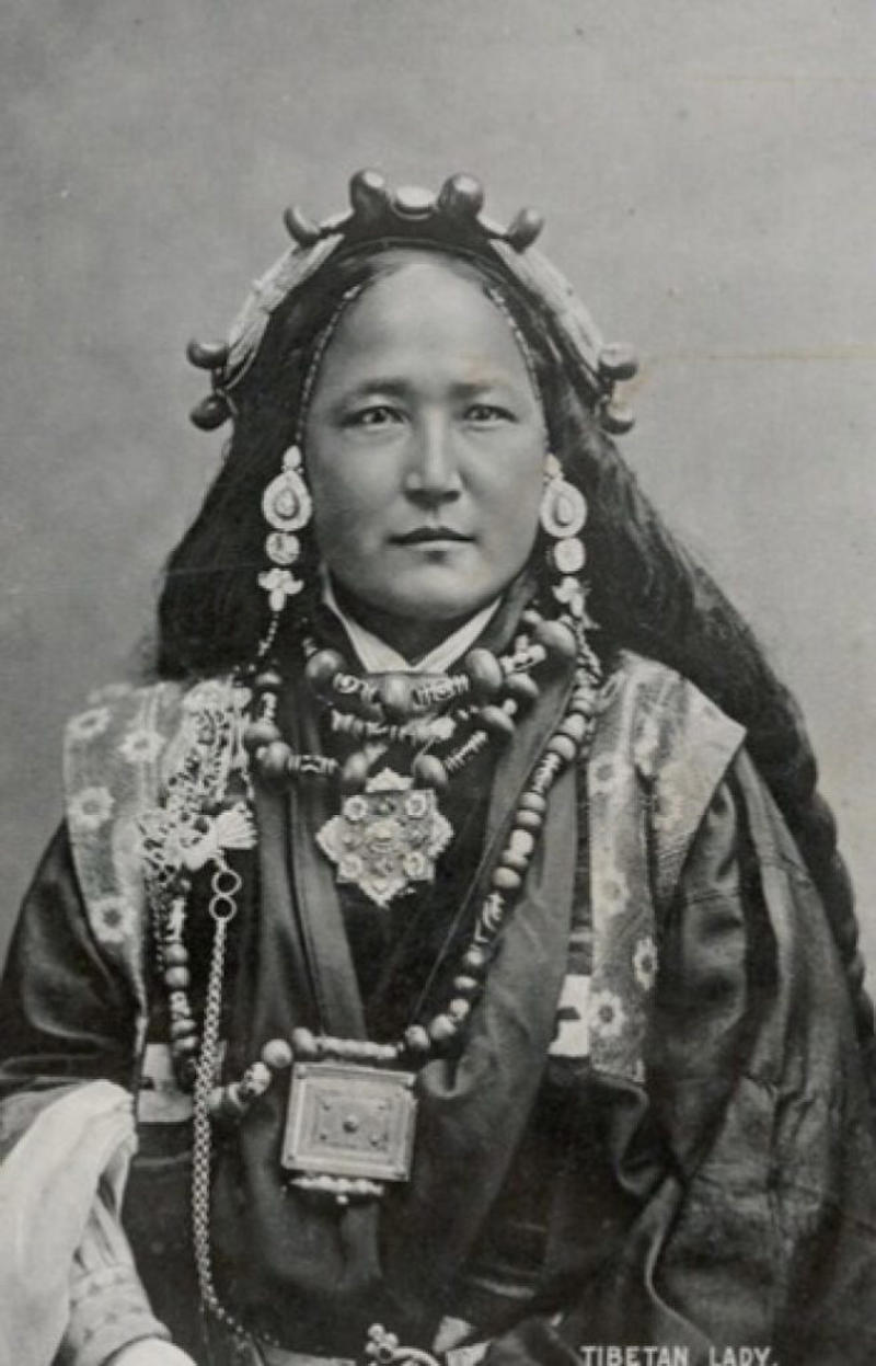 Ani Chokyi of Tibet, Captured in Darjeeling, 1890s Royal Dining with Angela Lansbury and Basil Rathbone, Breaking Barriers: Mary Wallace’s Historic Drive, Strength and Heritage in Canyon De Chelly, Portrait of Youth: Kiowa Girl, Berber Beauty: Ouled Nail Girl, A Shared Moment: Paula and Her Kitten, Marilyn Monroe’s Playful Potato Sack Look, Challenging the Rules: Brooklyn Dress Code Protest, 1940, Wolof Family Portrait by Emile Noal, Reunion After a Long Voyage, Elegance in Motion: Manon Chaufour by Martin Imboden, Dad’s Got Moves: Melbourne, 1940s, Fire Escape Embrace, 1946, Ani Chokyi of Tibet, Captured in Darjeeling, 1890s, Headlines and Daydreams, Champs Elysées, 1947, Timeless Athens: The Acropolis in 1860, Catharina ‘Toto’ Koopman: A Parisian Muse, 1933, On the Road Together: Family Hitchhiking, California, Einstein and His Beloved Violin, 1941, Edmund Kesting’s Play with Light and Shadow, 1930, Champagne Inspector in Protective Mask, Helen Bennett’s Stunning Spider Dress, 1939, Harriet Hoctor’s Graceful Question Mark, 1925, Double the Dazzle: The Dolly Sisters in the 1920s, Glamour at The Forbidden City, 1948, Double the Glamour: Mother-Daughter Style, 1954, Cardboard Couture: Sicilian Suit Substitute, The Day Daddy Came Home: Hector Murdoch’s Return, Courage Behind Bars: Mexico, 1935, Milk Time Mischief at Arch Badertscher’s Farm