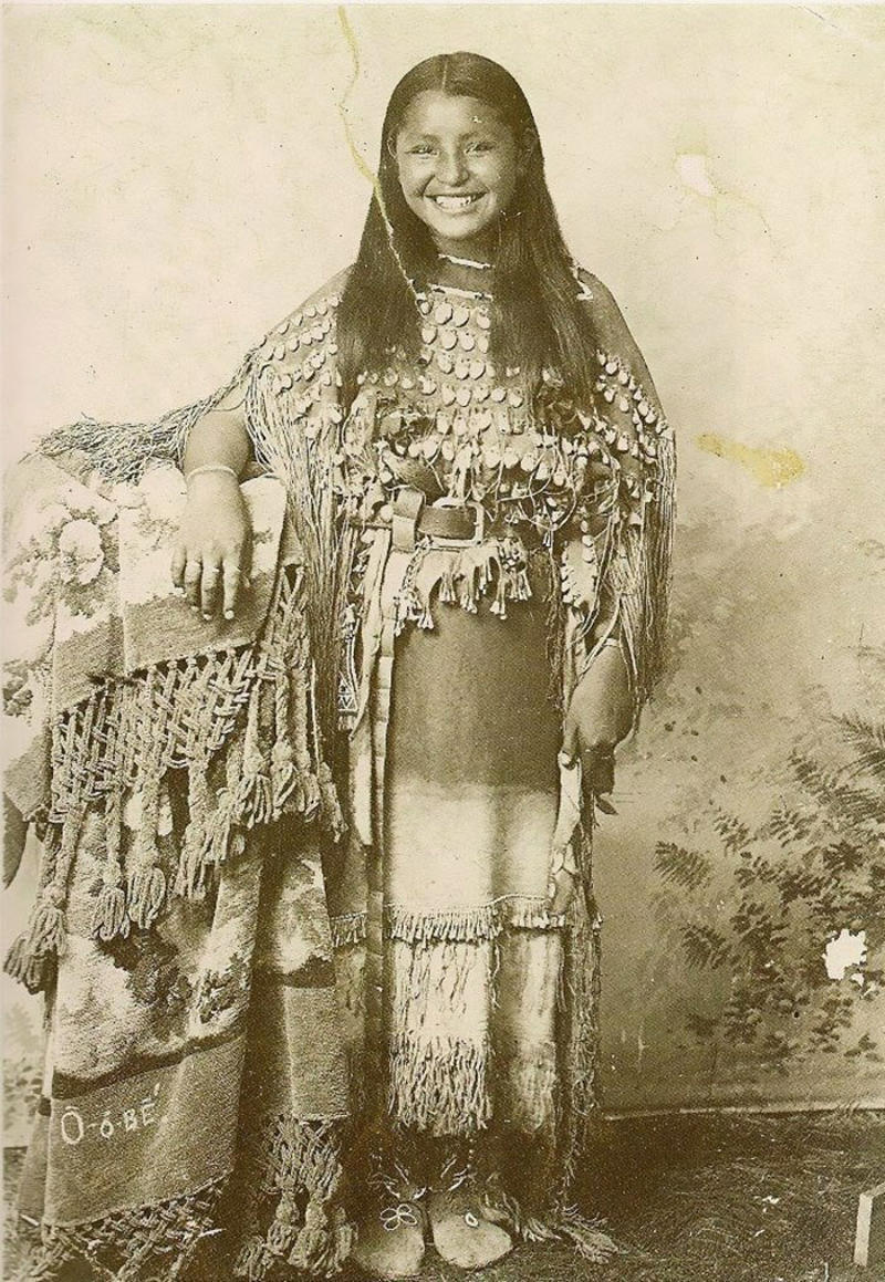Portrait of Youth: Kiowa Girl Royal Dining with Angela Lansbury and Basil Rathbone, Breaking Barriers: Mary Wallace’s Historic Drive, Strength and Heritage in Canyon De Chelly, Portrait of Youth: Kiowa Girl, Berber Beauty: Ouled Nail Girl, A Shared Moment: Paula and Her Kitten, Marilyn Monroe’s Playful Potato Sack Look, Challenging the Rules: Brooklyn Dress Code Protest, 1940, Wolof Family Portrait by Emile Noal, Reunion After a Long Voyage, Elegance in Motion: Manon Chaufour by Martin Imboden, Dad’s Got Moves: Melbourne, 1940s, Fire Escape Embrace, 1946, Ani Chokyi of Tibet, Captured in Darjeeling, 1890s, Headlines and Daydreams, Champs Elysées, 1947, Timeless Athens: The Acropolis in 1860, Catharina ‘Toto’ Koopman: A Parisian Muse, 1933, On the Road Together: Family Hitchhiking, California, Einstein and His Beloved Violin, 1941, Edmund Kesting’s Play with Light and Shadow, 1930, Champagne Inspector in Protective Mask, Helen Bennett’s Stunning Spider Dress, 1939, Harriet Hoctor’s Graceful Question Mark, 1925, Double the Dazzle: The Dolly Sisters in the 1920s, Glamour at The Forbidden City, 1948, Double the Glamour: Mother-Daughter Style, 1954, Cardboard Couture: Sicilian Suit Substitute, The Day Daddy Came Home: Hector Murdoch’s Return, Courage Behind Bars: Mexico, 1935, Milk Time Mischief at Arch Badertscher’s Farm