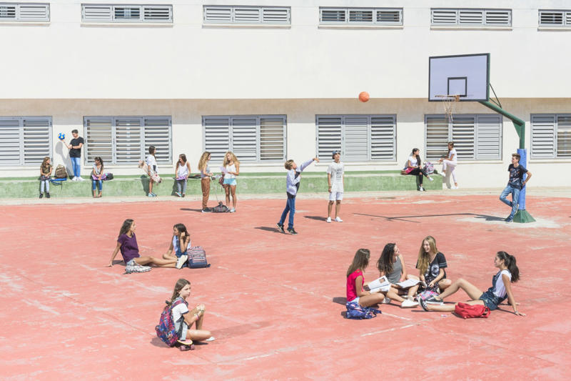 A more human atmosphere Facilitating learning, Concentration boost, More than a year on, Decrease in online bullying, Social safety improved, An uptick in personal engagement, A more human atmosphere, A break for teachers, UNESCO's 2023 recommendation, 60 countries adopt ban, Catalonia's upcoming measures