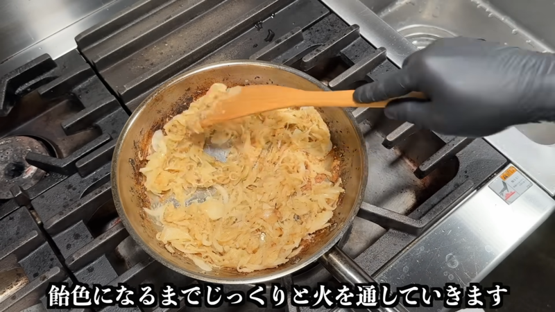 1. 玉ねぎ、生姜、にんにくを下処理する, 2. 鶏肉の処理をする, 3. 野菜を炒める, 4. スパイスを加え、鶏肉を炒めて仕上げる