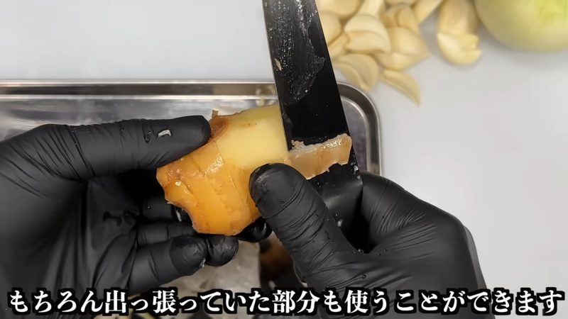 1. 玉ねぎ、生姜、にんにくを下処理する, 2. 鶏肉の処理をする, 3. 野菜を炒める, 4. スパイスを加え、鶏肉を炒めて仕上げる